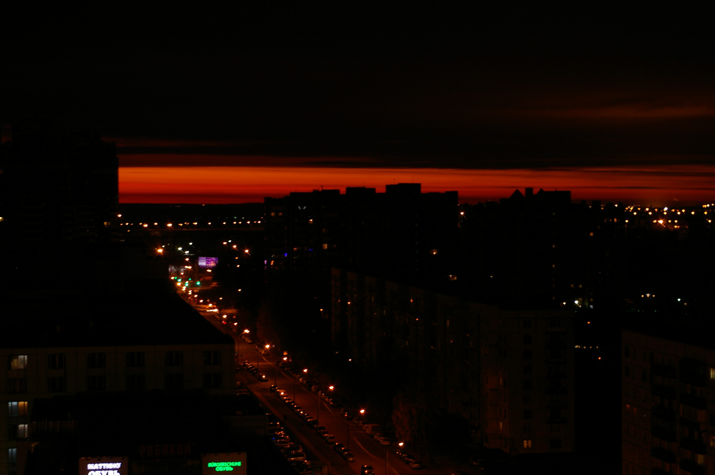 Вечером 7 ночью 9. Ночной вид из окна. Вид с окна ночью. Ночной город из окна. Город ночью из окна.